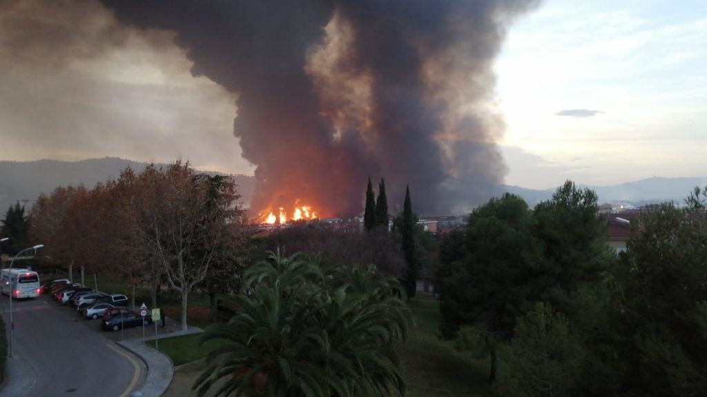 El incendio de la empresa de disolventes en Montornés del Vallés, en video