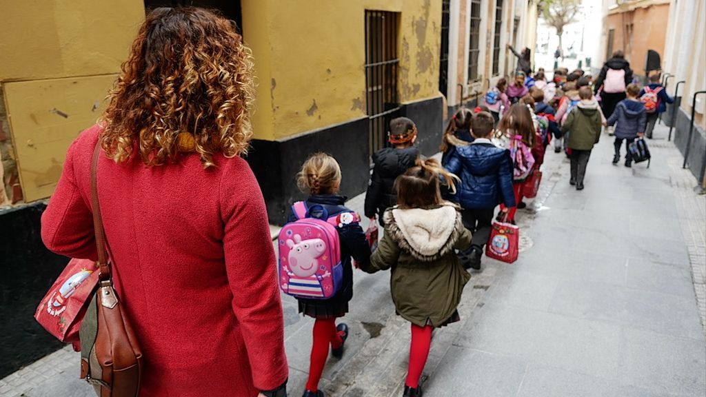 Niños camino de la asociación de belenistas