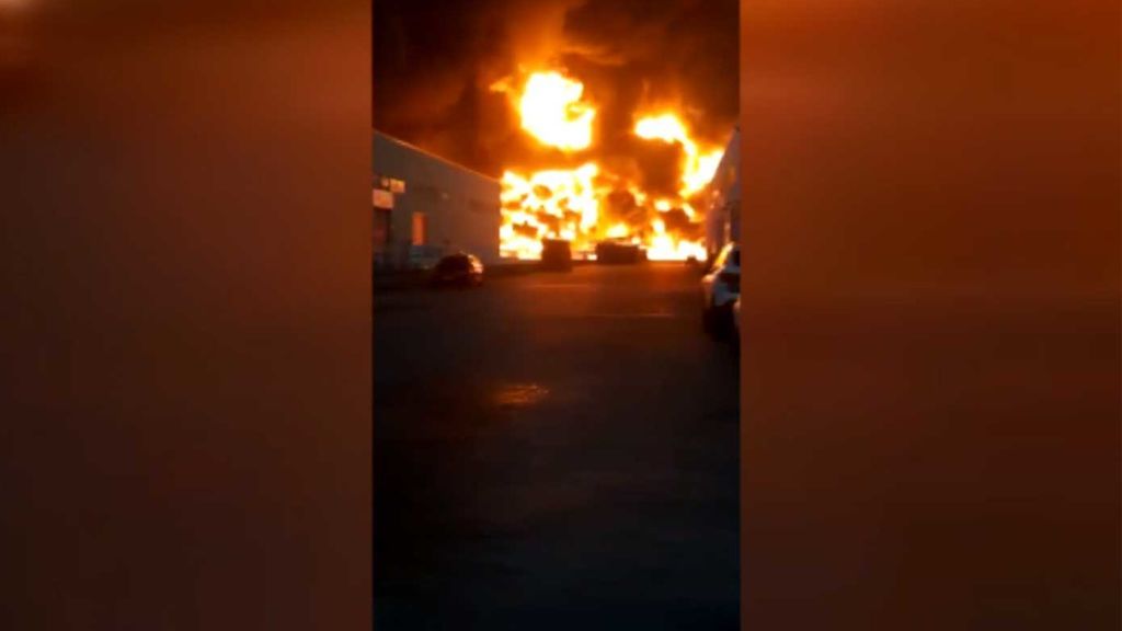 El humo tóxico del incendio de la fábrica de disolventes obliga a confinar a los vecinos