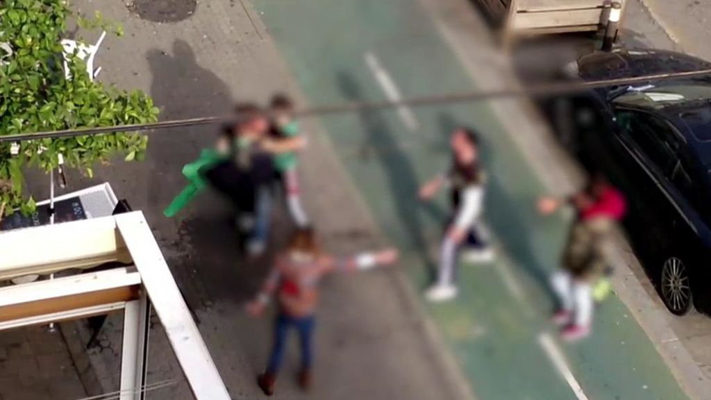 Brutal pelea en la terraza de una cafetería de Sevilla