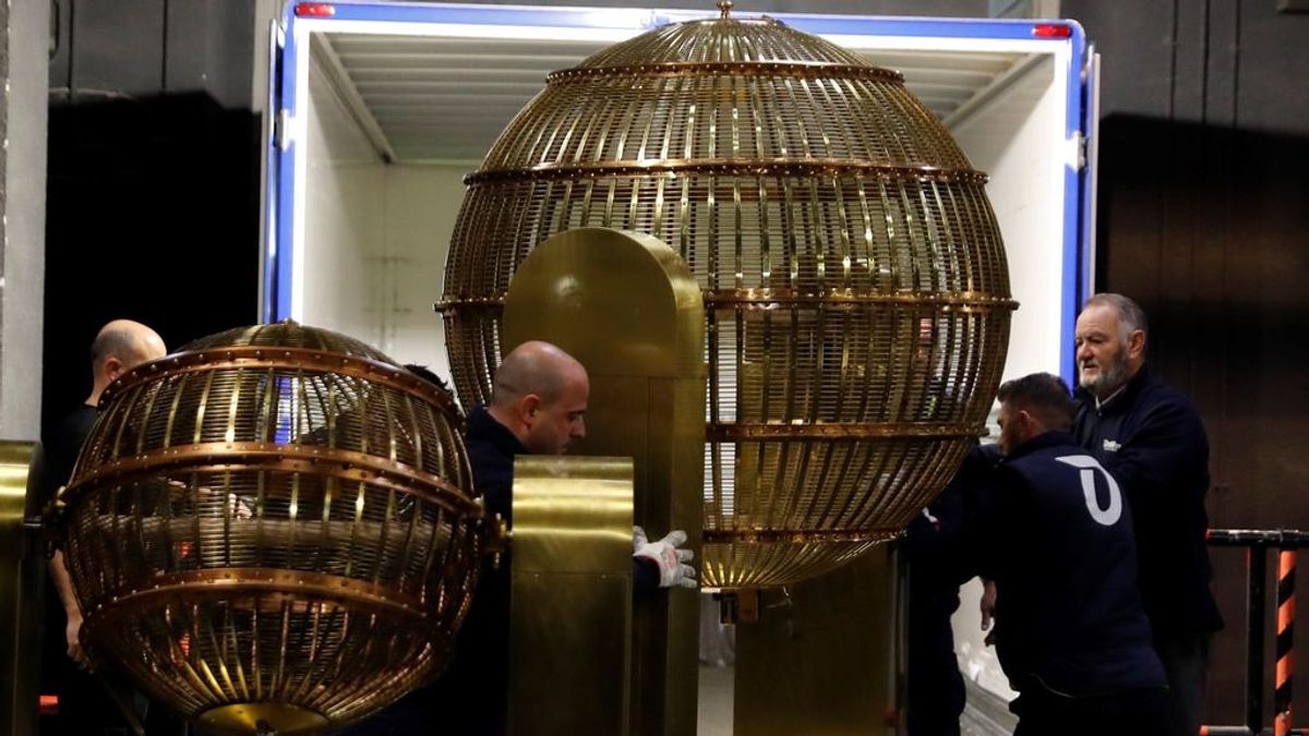 Los bombos del sorteo extraordinario de la Lotería de Navidad, listos en el Teatro Real Los bombos del sorteo extraordinario de la Lotería de Navidad, listos en el Teatro Real