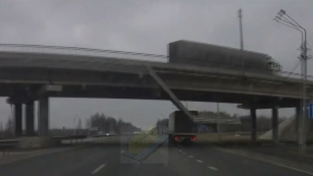 Tremendo susto el que se han llevado varios coches en una autovía de Rusia