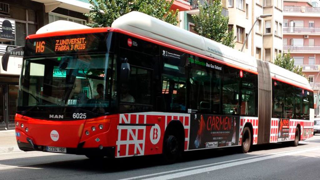 Muere una pasajera de un autobús de Barcelona por un frenazo para no atropellar a un peatón Muere una pasajera de un autobús de Barcelona por un frenazo para no atropellar a un peatón