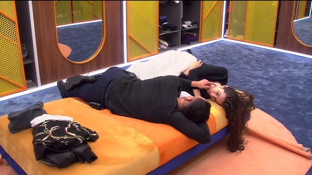 Besos, caricias y promesas de futuro: Así ha sido la noche de Adara y Gianmarco