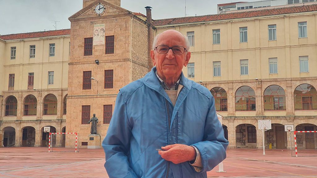 El profesor más longevo de España: "Si exigiera a los alumnos como antes, aprobarían muy pocos" El profesor más longevo de España: "Si exigiera a los alumnos como antes, aprobarían muy pocos"