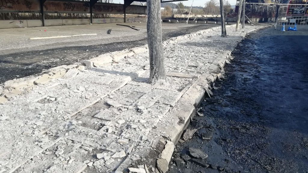 Río de disolvente junto la acera donde se extinguió el incendio