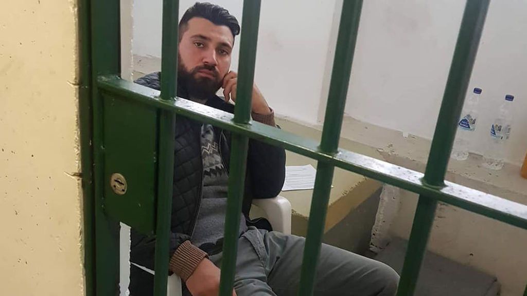Grecia detiene al activista símbolo de los refugiados de Lesbos para deportarlo por "amenaza pública" Grecia detiene al activista símbolo de los refugiados de Lesbos para deportarlo por "amenaza pública"