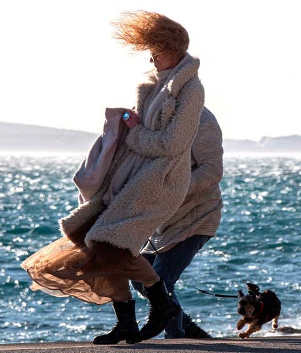 Mujer paseando por Mallorca