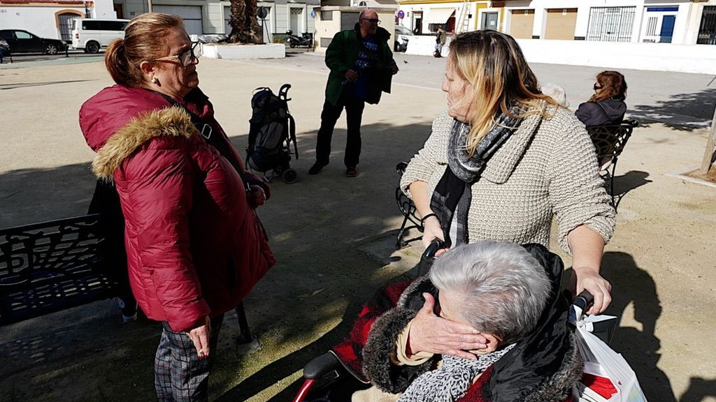 Ana recibe el apoyo de una vecina de la Viña