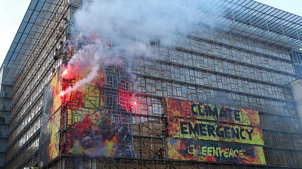 Detenidos activistas de Greenpeace por tomar fachada edificio Bruselas