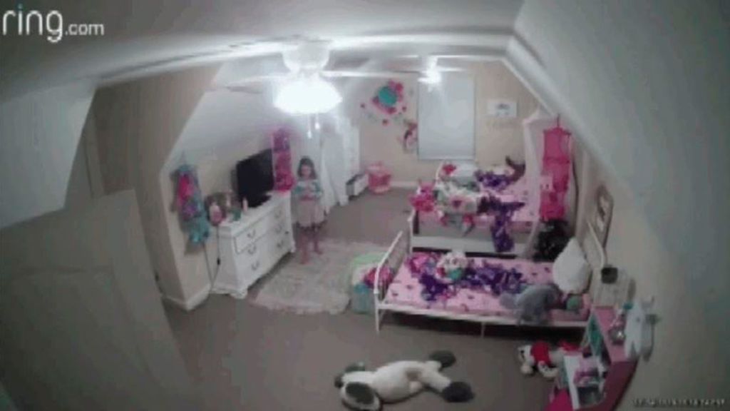 Un hombre hackea la cámara de seguridad instalada en el cuarto de una niña de 8 años: "Quiero ser tu mejor amigo" Un hombre hackea la cámara de seguridad instalada en el cuarto de una niña de 8 años: "Quiero ser tu mejor amigo"
