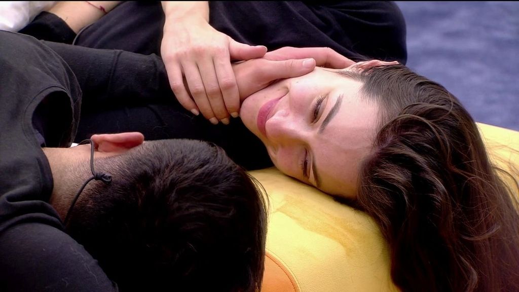 Besos, caricias y promesas de futuro: Así ha sido la noche de Adara y Gianmarco