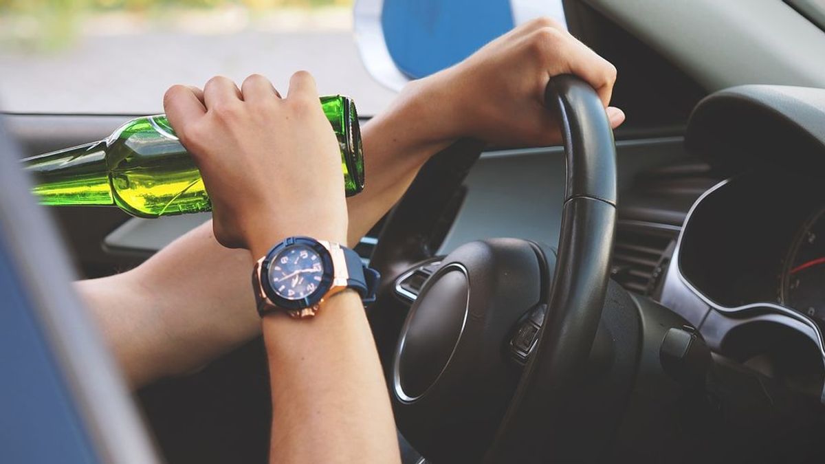 Con cuántas copas se da positivo en un control de alcoholemia: falsos mitos sobre conducción y alcohol