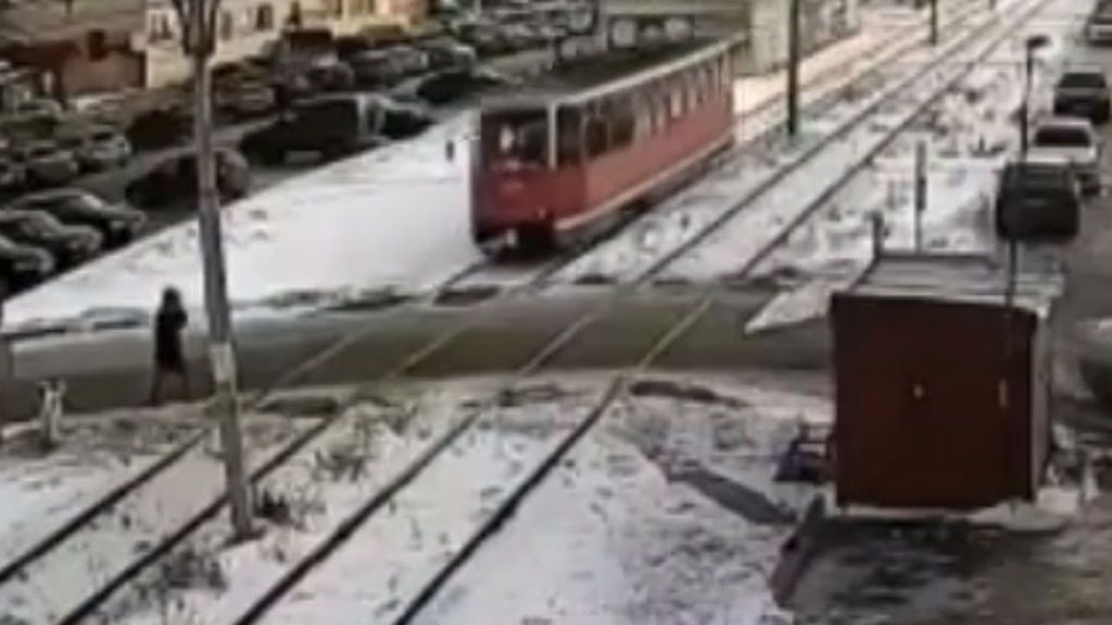 Un segundo puede ser casi mortal: un joven a punto de morir arrollado por un tranvía