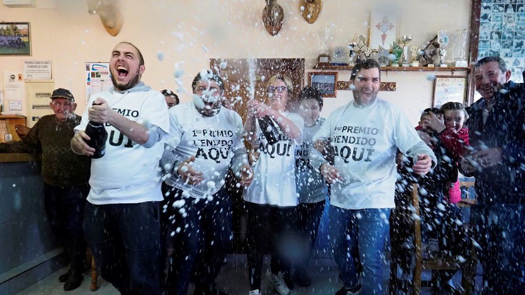 Los dueños y clientes del bar, festejando el Gordo