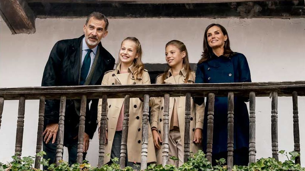 Los reyes Felipe y Letizia, y sus hijas Leonor y Sofía felicitan la Navidad Los reyes Felipe y Letizia, y sus hijas Leonor y Sofía felicitan la Navidad