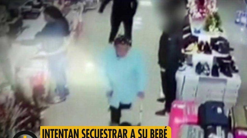 Una mujer intentó llevarse a su hijo mientras compraba en una tienda en Almería