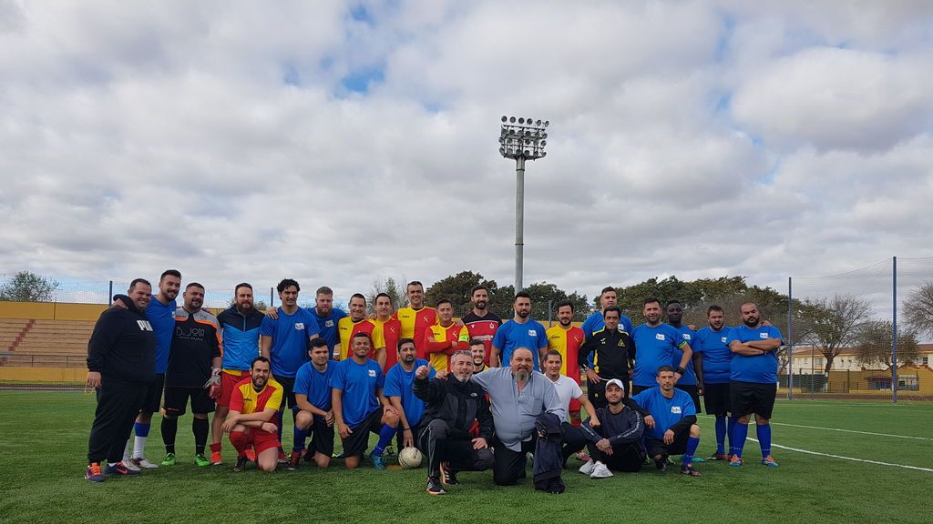 Gitanos y Guardias Civiles se enfrentan en un partido de fútbol en Dos Hermanas Gitanos y Guardias Civiles se enfrentan en un partido de fútbol en Dos Hermanas