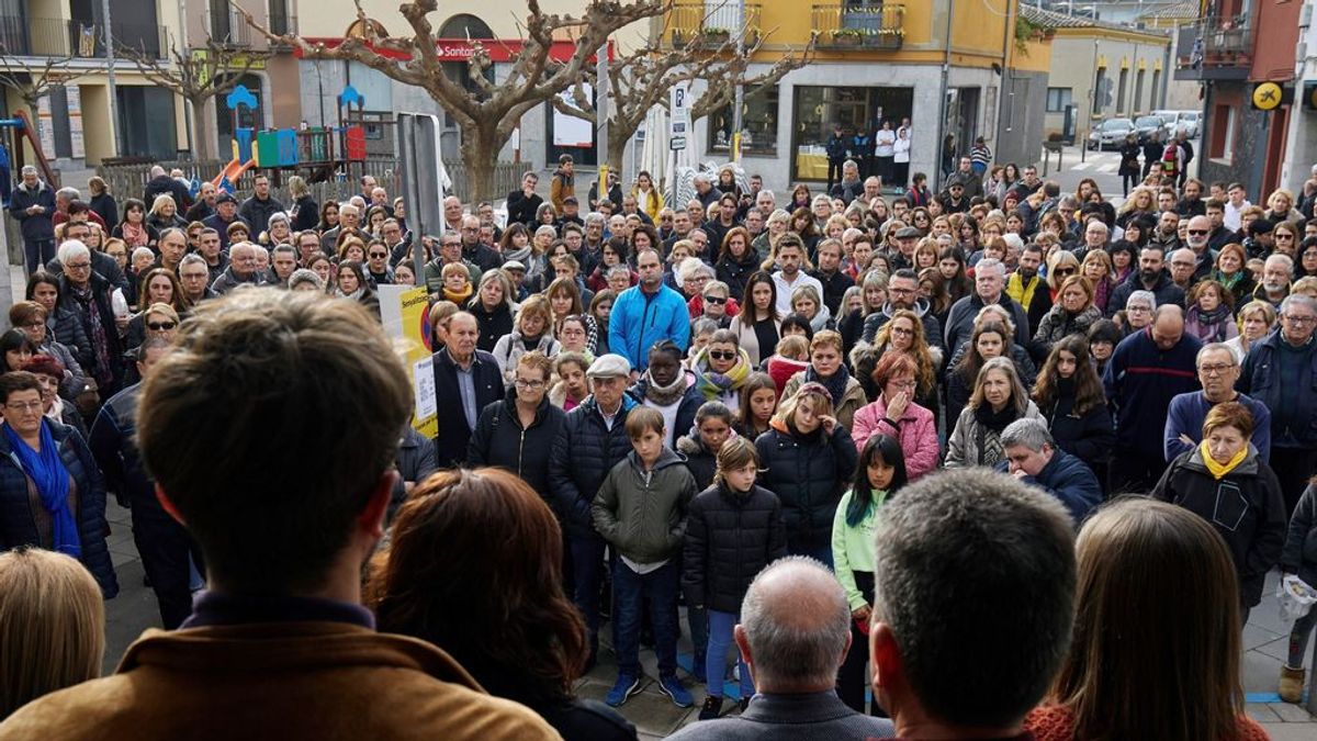 200 personas condenan la muerte de dos niñas en Girona