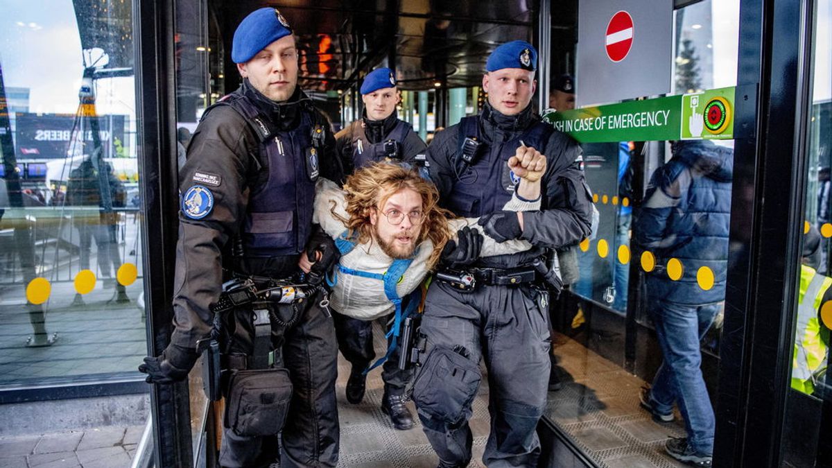 La Policía militar evacúa a la fuerza a cientos de activistas climáticos del aeropuerto de Ámsterdam