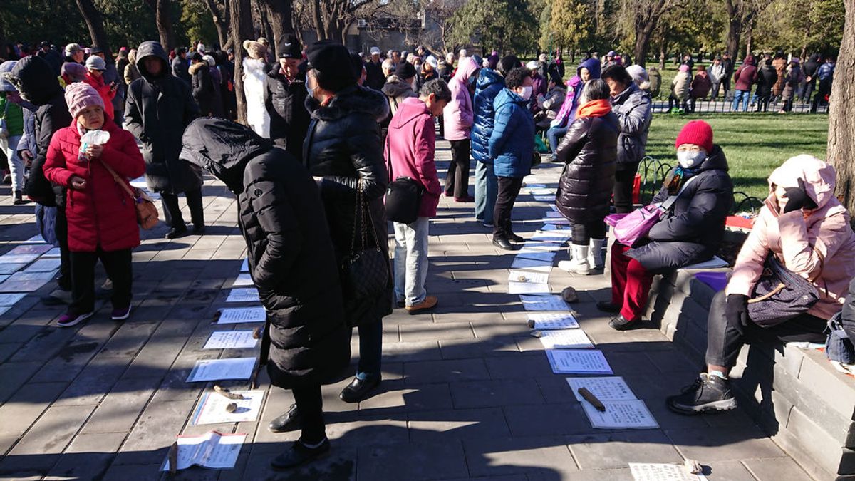 Negociar un yerno en el parque: el mercadillo chino para padres desesperados
