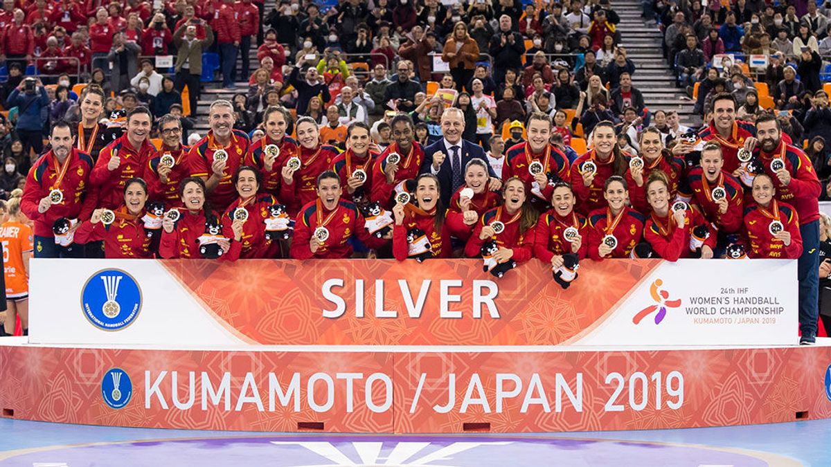 La selección española femenina de balonmano con la medalla de plata La selección española femenina de balonmano con la medalla de plata