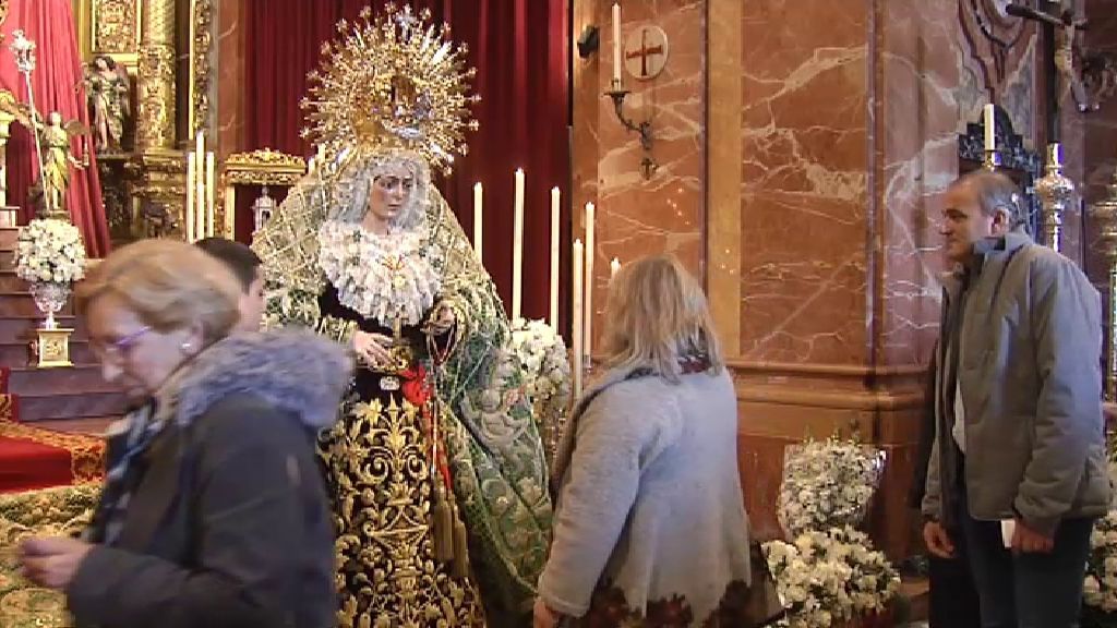 Devoción a las vírgenes más populares de Sevilla en el tradicional besamanos de los días de Adviento