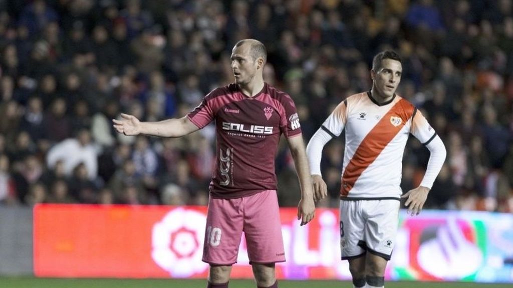 Se suspende el partido entre el Rayo y el Albacete por insultos de "puto nazi" al jugador Roman Zozulya