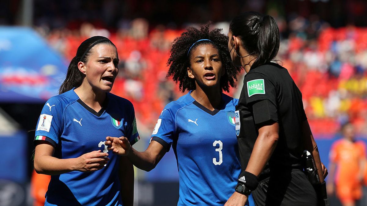 Italia impulsa por ley que las futbolistas se conviertan en profesionales Italia impulsa por ley que las futbolistas se conviertan en profesionales