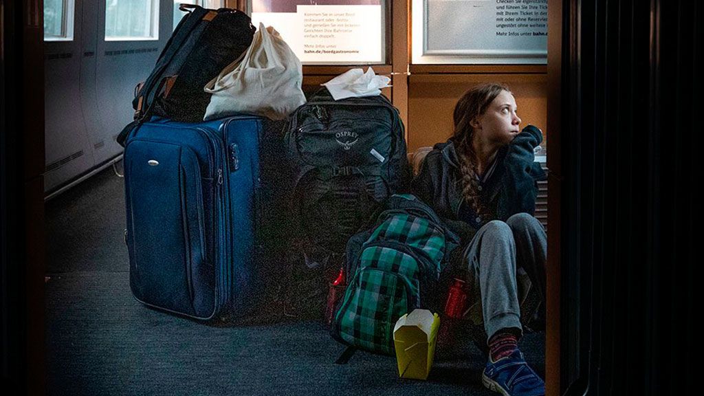 Sentada en el suelo o en primera clase: la polémica vuelta en tren de Greta Thunberg Sentada en el suelo o en primera clase: la polémica vuelta en tren de Greta Thunberg