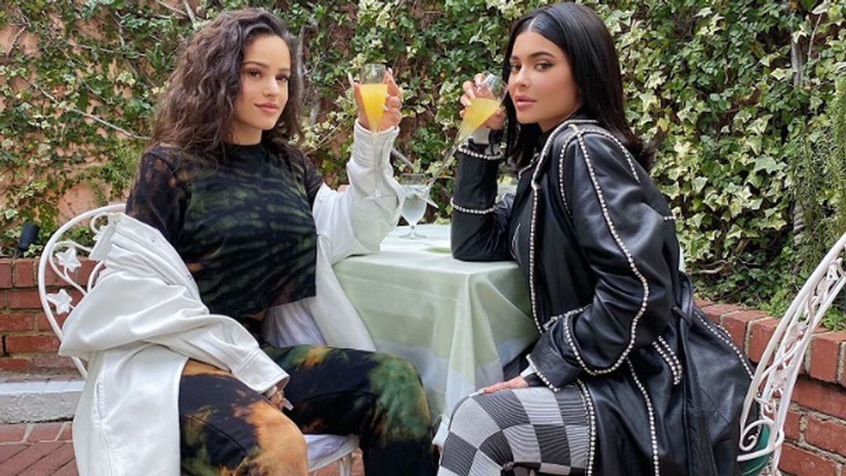 Rosalía y Kylie Jenner brindan por su amistad en California