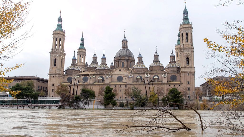 La crecida del Ebro recorre todavía la ciudad de Zaragoza, aunque ha sido menos de la esperada