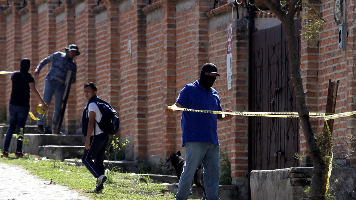 Hallan restos de al menos 50 personas en una fosa clandestina en México Hallan restos de al menos 50 personas en una fosa clandestina en México
