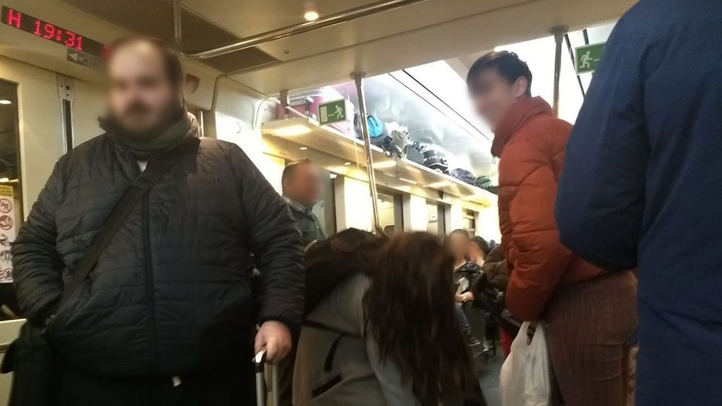 Viajeros de pie en el tren Madrid-Chamartín del 15 de diciembre