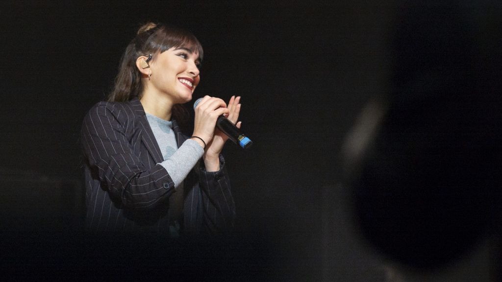 Aitana saca a su 'abuela' Anita al escenario y le hace una petición: "Estoy muy orgullosa"