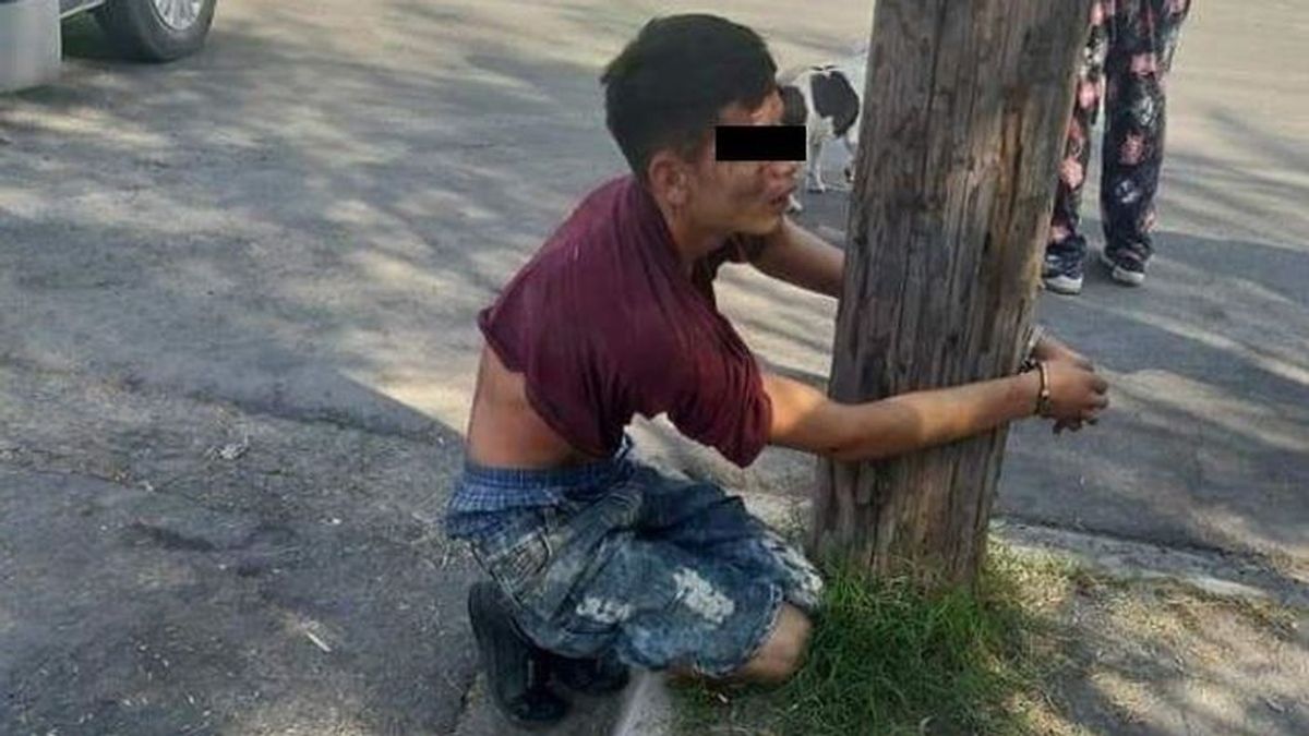 Apaleado y atado a un poste: así termina un ladrón en México Apaleado y atado a un poste: así termina un ladrón en México