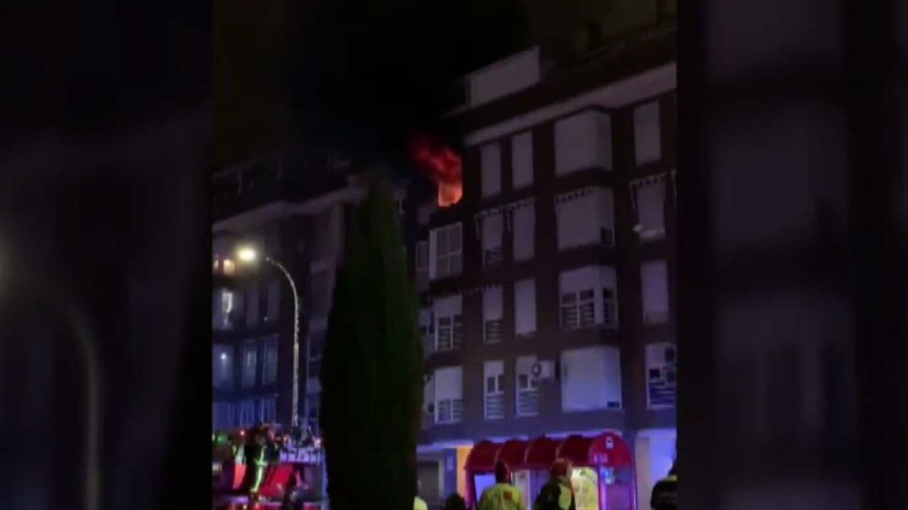 Tres personas hospitalizadas tras el incendio de un bloque de viviendas en Madrid