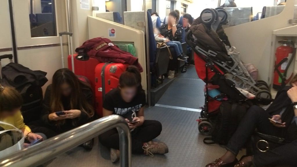 Los viajeros protestan por las deficiencias del tren Madrid-Jaén: decenas de pasajeros sin asiento en un convoy de 1975 Los viajeros protestan por las deficiencias del tren Madrid-Jaén: decenas de pasajeros sin asiento en un convoy de 1975