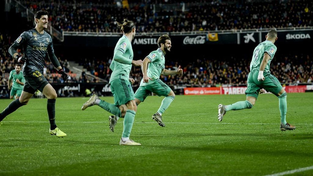 Benzema silencia Mestalla y rescata al Madrid
