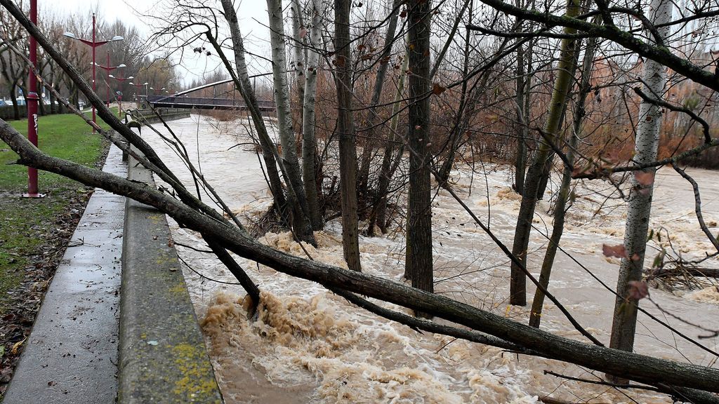 Llaman a la UME ante el peligro de desbordamiento de los ríos en León