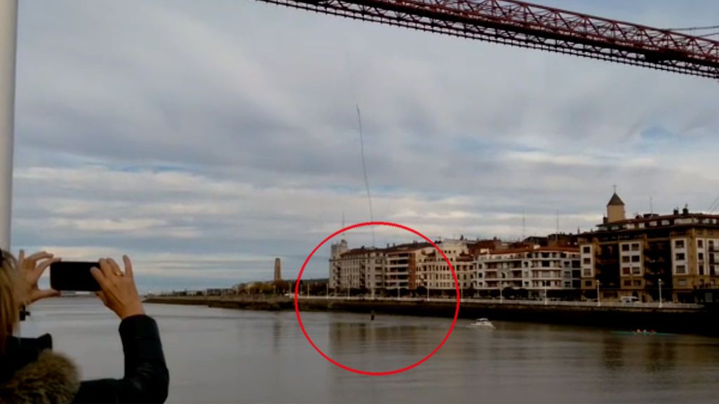 Un salto con goma desde el puente de la ría de Bilbao