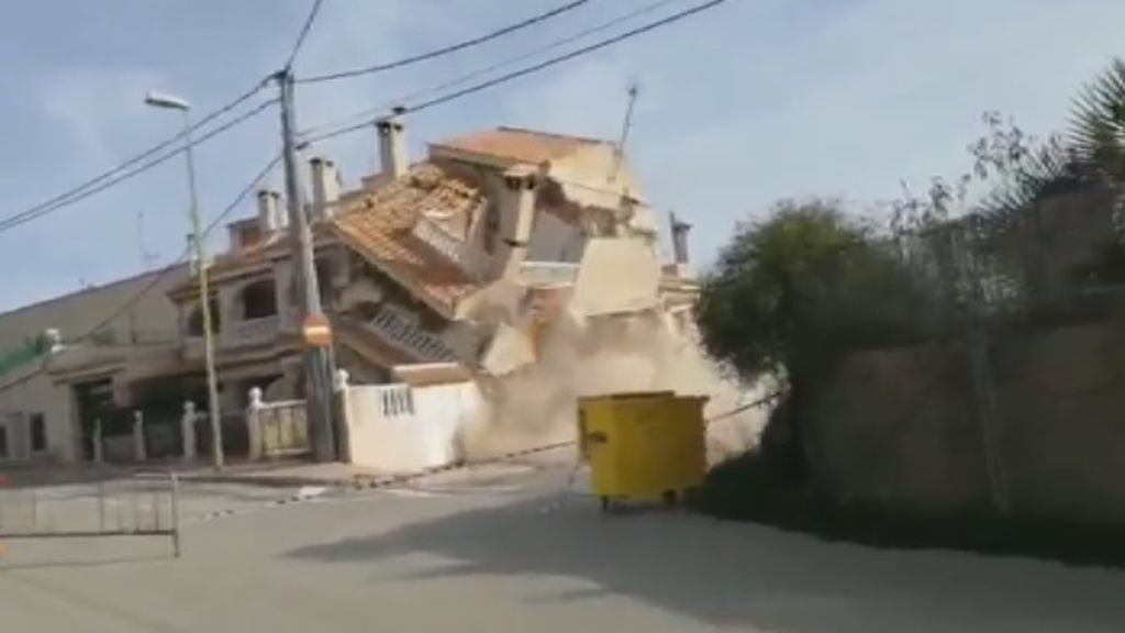 Desalojan a ocho familias tras el brutal derrumbe de una vivienda en Alicante