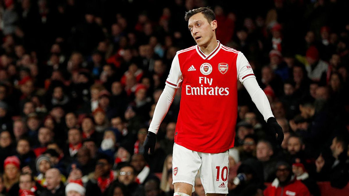 Caso Özil: aficionados chinos queman camisetas del jugador del Arsenal Caso Özil: aficionados chinos queman camisetas del jugador del Arsenal