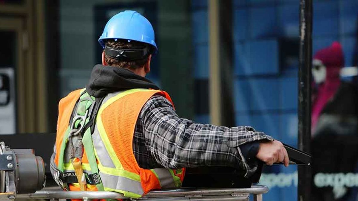 El coste labora por trabajador aumenta un 2,2% en el tercer trimestre y acumula nueve trimestres de subidas El coste labora por trabajador aumenta un 2,2% en el tercer trimestre y acumula nueve trimestres de subidas