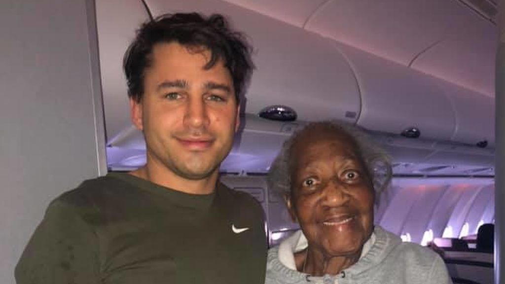 Cambia su asiento de vuelo en primera clase por uno de turista a una octogenaria para que esta "cumpla su sueño" Cambia su asiento de vuelo en primera clase por uno de turista a una octogenaria para que esta "cumpla su sueño"