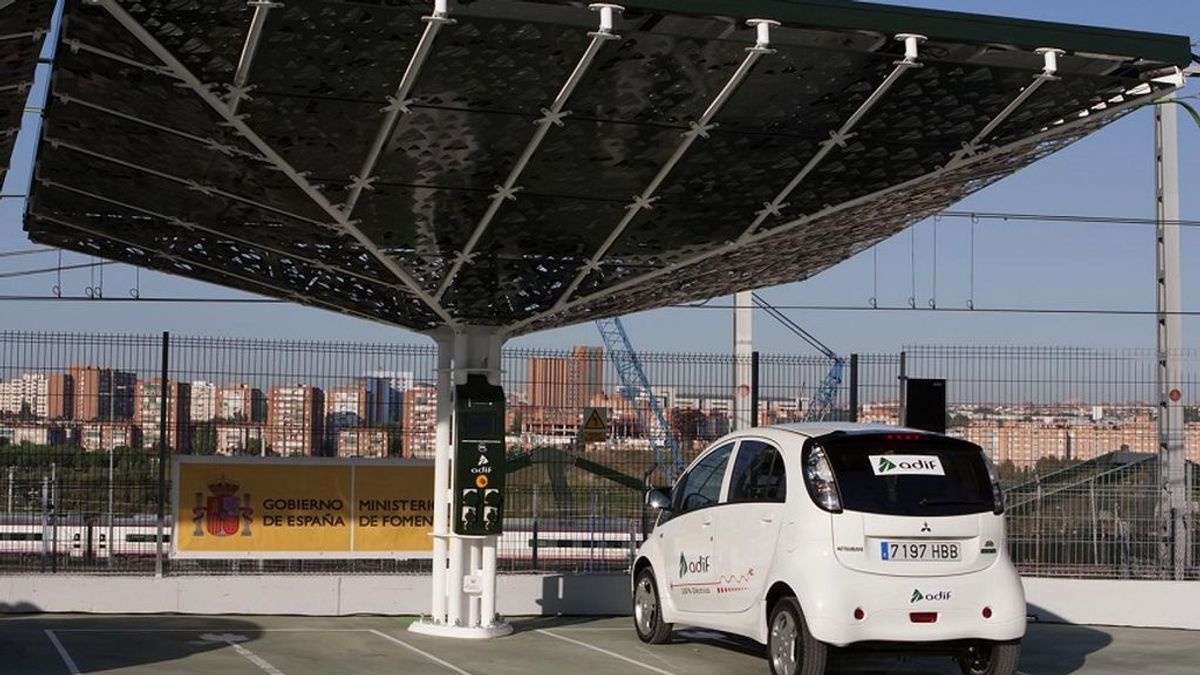 Adif prueba cómo recargar los coches con la electricidad procedente de los trenes Adif prueba cómo recargar los coches con la electricidad procedente de los trenes
