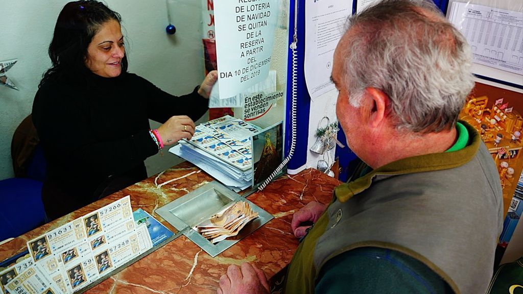 Una persona compra lotería en la única administración de El Bosque