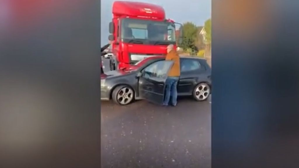 Un camión embiste a un coche y lo arrastra varios metros sin darse cuenta