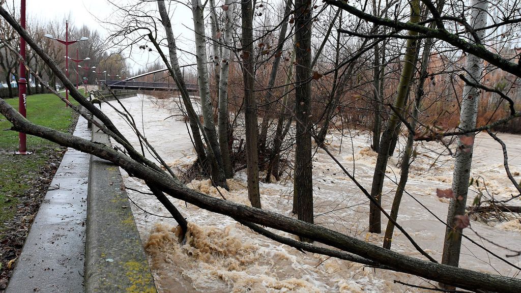 Alerta en León por el fuerte temporal que deja grandes inundaciones a su paso