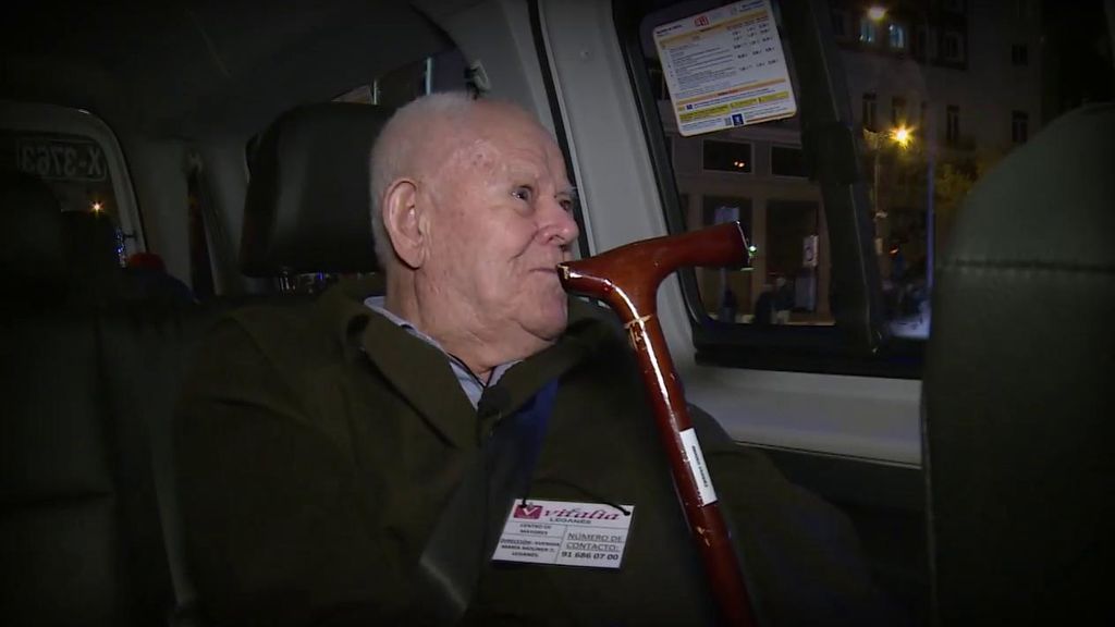 Taxistas de Madrid llevan gratis a ancianos para ver las luces de Navidad